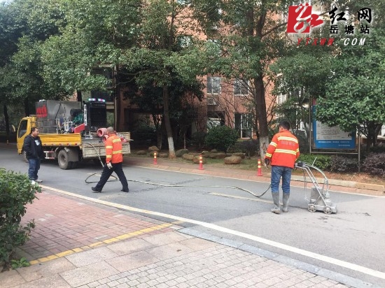 连心惠民 阳光社区对老旧小区道路进行提质改造