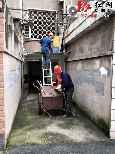 杜絕衛(wèi)生死角 鐵園社區(qū)集中清理屋頂垃圾