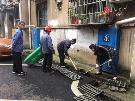 改善居民生活环境 大板房社区集中清理沟盖垃圾