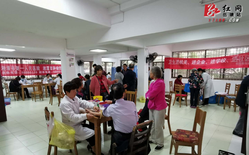 党建领航 芙蓉社区向居民提供义诊“套餐”
