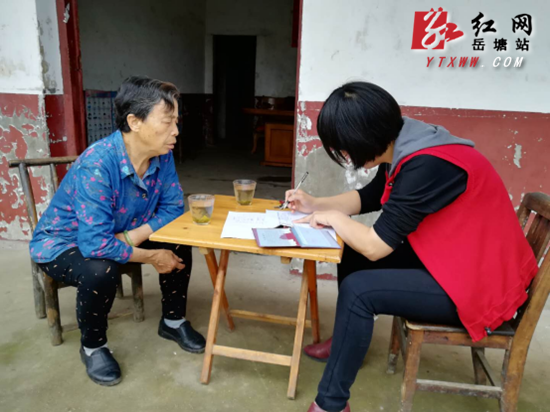 東坪街道發(fā)放新版《精準(zhǔn)扶貧扶貧手冊(cè)》強(qiáng)化政策宣傳