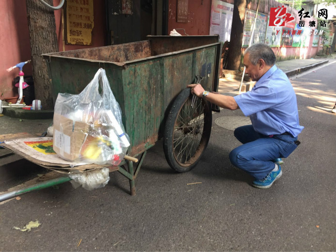 葩金社區(qū)七旬老黨員義務修理清掃車8年