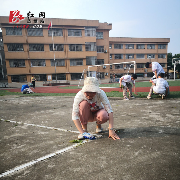 江濱學(xué)校：開展“文明再出發(fā)，創(chuàng)衛(wèi)在路上”主題黨日活動(dòng)