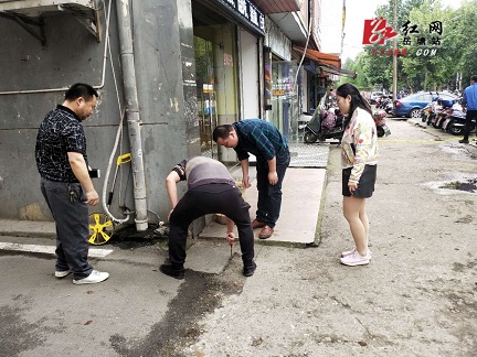 道路破損積水增加居民煩 大板房社區(qū)協(xié)調(diào)修復暖人心