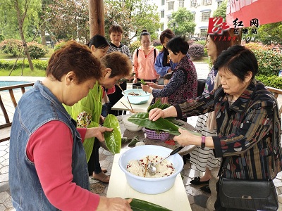 岳塘街道開展 “端午粽飄香 溫情送愛心”包粽子活動(dòng)