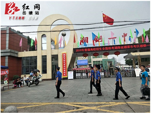 岳塘区城市管理和综合执法局直属大队为高中学考护航