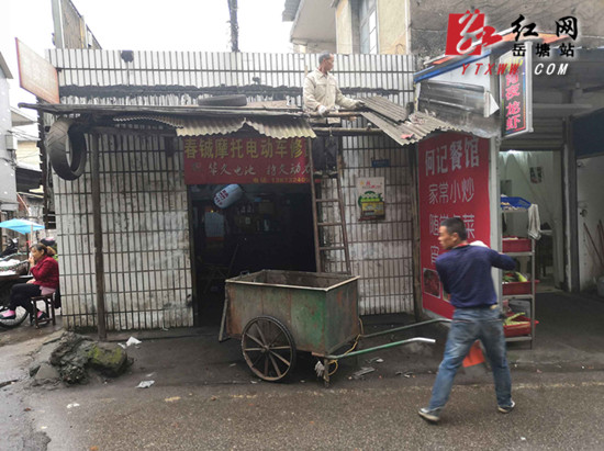 泗神廟社區(qū)拆除戶外廣告和破舊雨棚 凈化市容環(huán)境