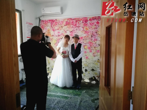 五里堆街道开展“中国梦·圆未圆之梦”金婚银婚公益摄影行动
