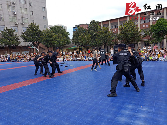 湘紡小學開展反恐防暴應(yīng)急演練觀摩活動