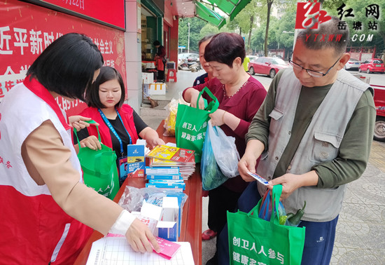 長塘社區(qū)開展“科學(xué)除‘四害’ 防病保健康”活動