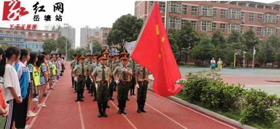 长塘创新创业街联合党支部参加火炬学校升旗仪式