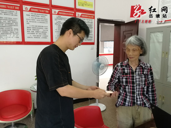 新塘社区：老党员拾“机”不昧 传递正能量