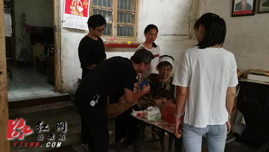 独居老人不慎摔伤头部 新塘社区紧急救助