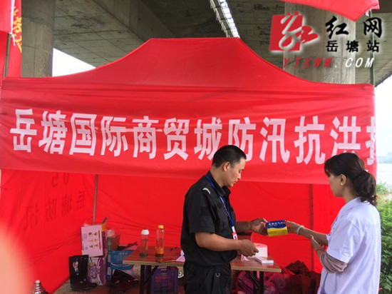 【防汛抗災(zāi) 岳塘在行動】荷塘街道社區(qū)衛(wèi)生服務(wù)中心全力做好防汛期間醫(yī)療應(yīng)急救助工作