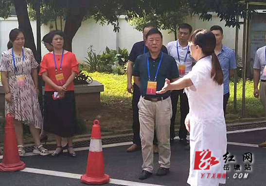 湘潭市人大代表、政协委员视察岳塘区创卫工作