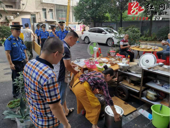 保持高壓態(tài)勢(shì) 建設(shè)路街道持續(xù)開(kāi)展市容環(huán)境秩序聯(lián)合執(zhí)法