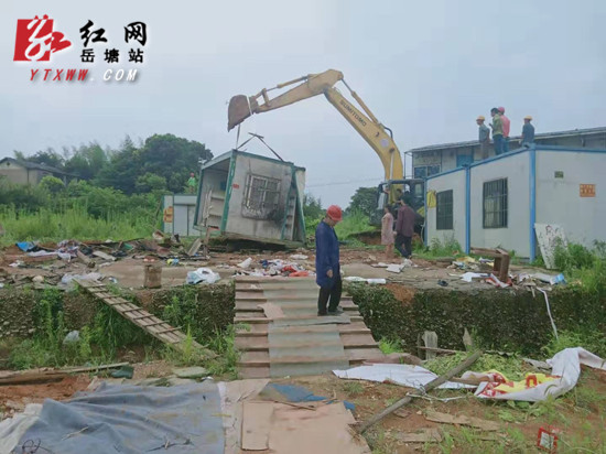 荷塘街道拆除岳塘國(guó)際商貿(mào)城旁一處130余平方米違法建設(shè)