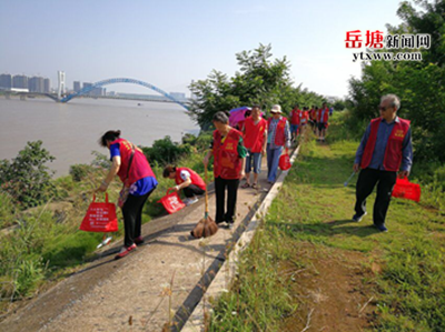 黨建領航 向陽社區(qū)開展河道清理整治行動