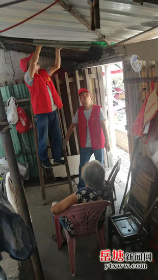 党建领航 新塘社区“七彩”党员志愿者为独居老人义务修缮屋顶