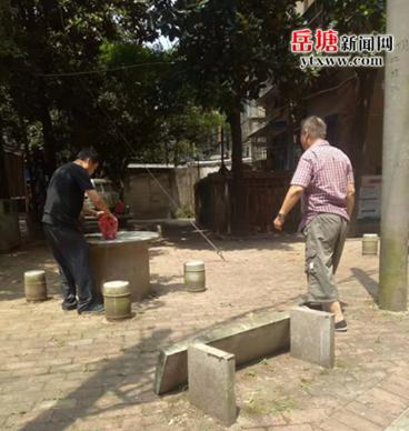 党建领航 晓塘社区“红韵”党员志愿服务队修复破损石凳