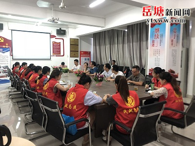 岳塘区社工站迎省厅专家督导