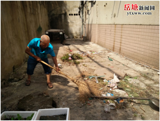 助力創(chuàng)衛(wèi) 霞光社區(qū)開展“四害”孽生地環(huán)境衛(wèi)生整治