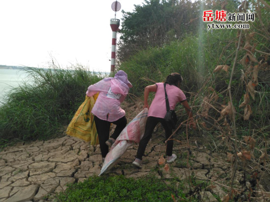 陽塘村精準扶貧對象“掃”亮村路 “掃”出“脫貧路”