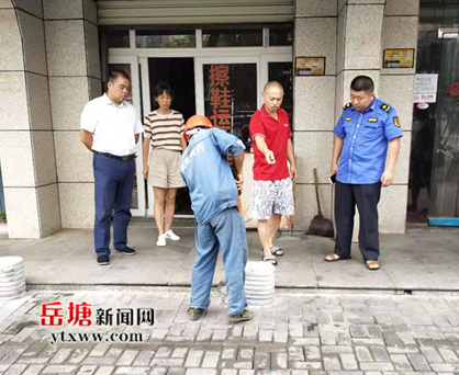 書院路街道：拆除人行道水泥墩 還路于民