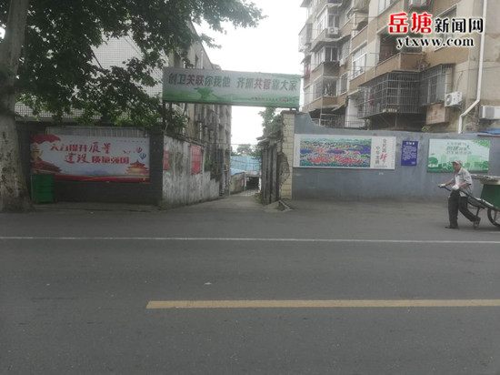 东坪街道整治临时菜市场周边环境成效显著