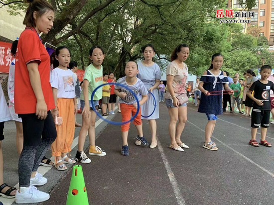 建設(shè)路學(xué)校與霞光社區(qū)聯(lián)合開展“運動促健康”親子趣味運動會