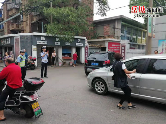 交警部門到書院路街道整治交通秩序破解“行路難”