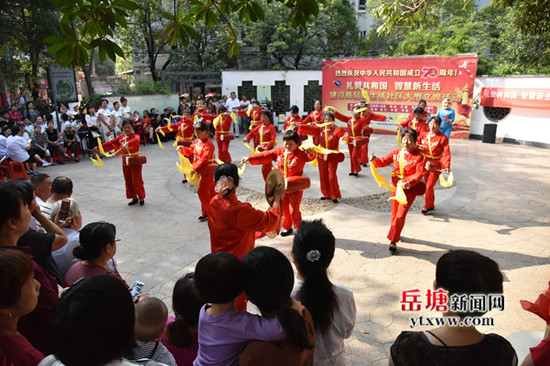 岳塘區(qū)長城社區(qū)載歌載舞歡慶中華人民共和國成立70周年