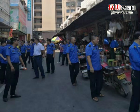 書(shū)院路街道聯(lián)合區(qū)城管執(zhí)法局整治工業(yè)品市場(chǎng)亂象