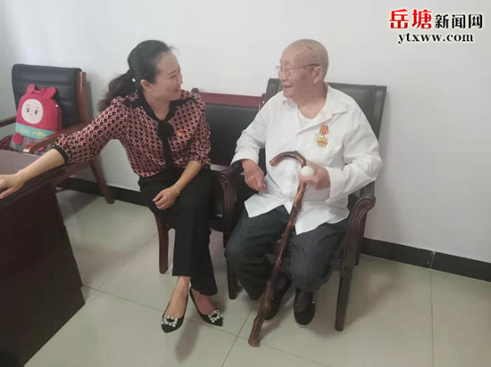 黨建領航  紅旗社區(qū)89歲老黨員守初心“求學”