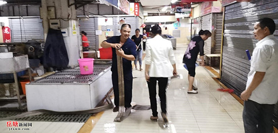 助力創(chuàng)衛(wèi) 書院路街道協(xié)助農貿市場開展衛(wèi)生死角攻堅戰(zhàn)