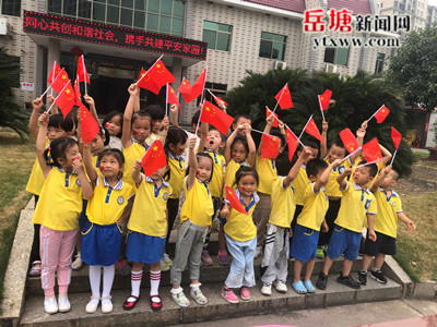 霞城村攜手幼兒園開展歌唱祖國活動