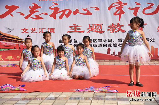 向家塘社区举办文艺汇演献礼新中国成立70周年