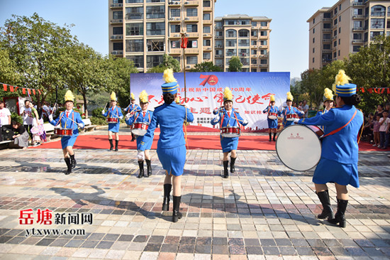 岳塘区向家塘社区举办文艺汇演献礼新中国成立70周年