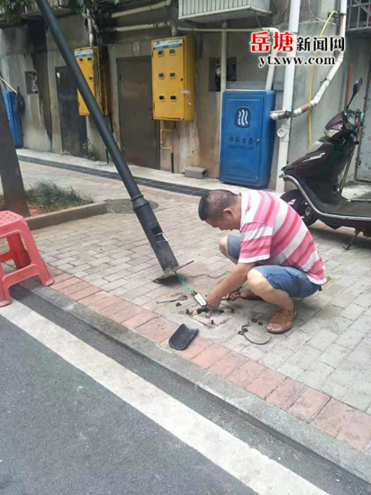 飛機(jī)坪社區(qū)：心系居民修路燈 照亮居民出行路