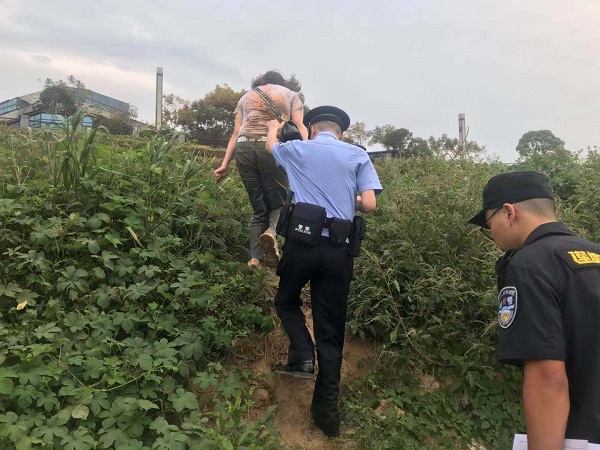 湘潭市公安局岳塘分局莲城步行街快警站成功救助一名跳江女子