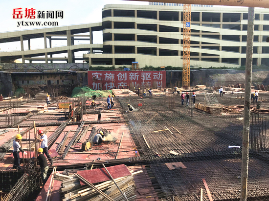 岳塘区重点办实地查看岳塘重点建设项目施工现场