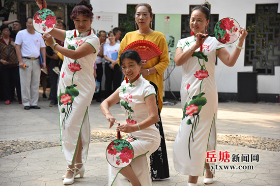 长城社区载歌载舞欢庆中华人民共和国成立70周年