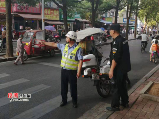 交警協(xié)助書院路街道整治曉塘西路交通秩序