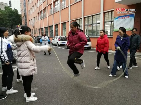寓锻炼于喜悦，湘纺中学举行教师趣味运动会