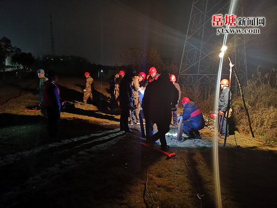 岳塘經(jīng)開區(qū)組織凌晨拆除電力線路   全力確保春運安全