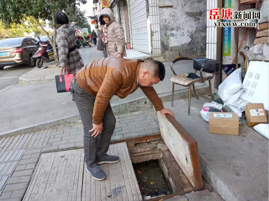 化糞池井蓋板塌陷 大橋社區(qū)快速修復(fù)除隱患