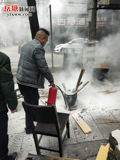 居民生火取暖隱患重重   下攝司街道及時(shí)滅火