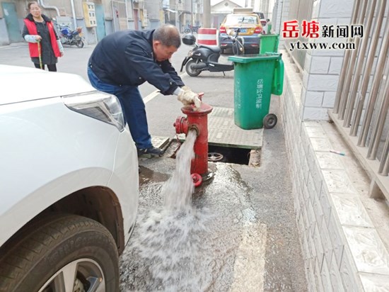 泗神廟社區(qū)聯(lián)合湘鋼物業(yè)檢查消防設(shè)施