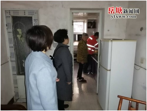 江濱社區(qū)高齡失獨老人遭遇斷電 鄰里齊幫忙