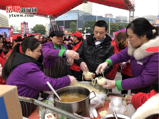 霞光社區(qū)： 數(shù)千名老人同吃福壽面